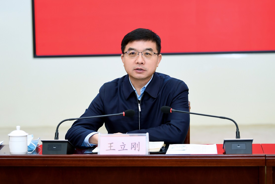 在召开座谈会上,王立刚与市,县两级有关部门负责人,各乡镇党委书记等